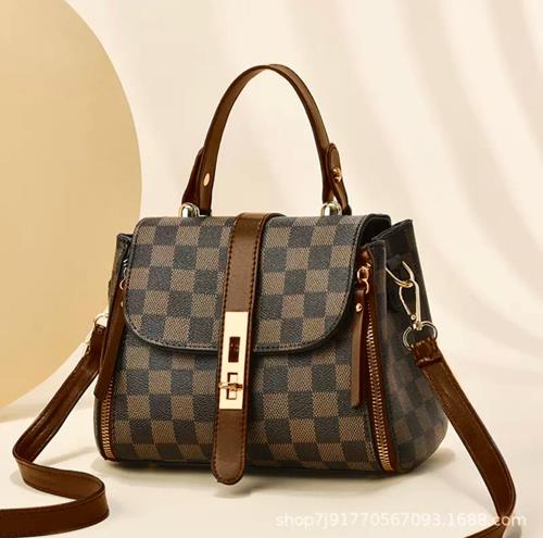 "Louis Vuitton Crossbody bag – Luxury & Versatile Style"